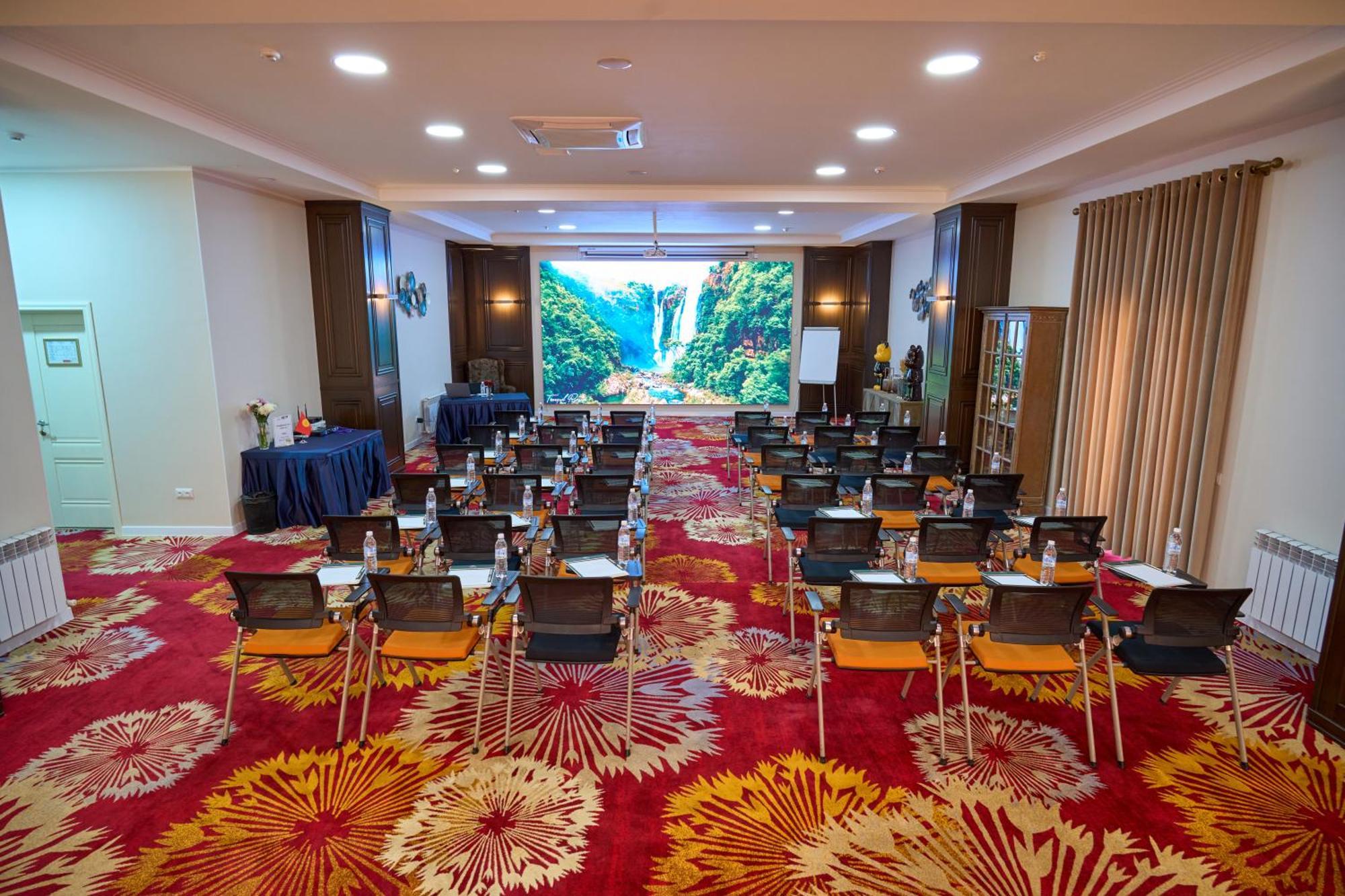 Garden Hotel & Spa Bișkek Exterior foto