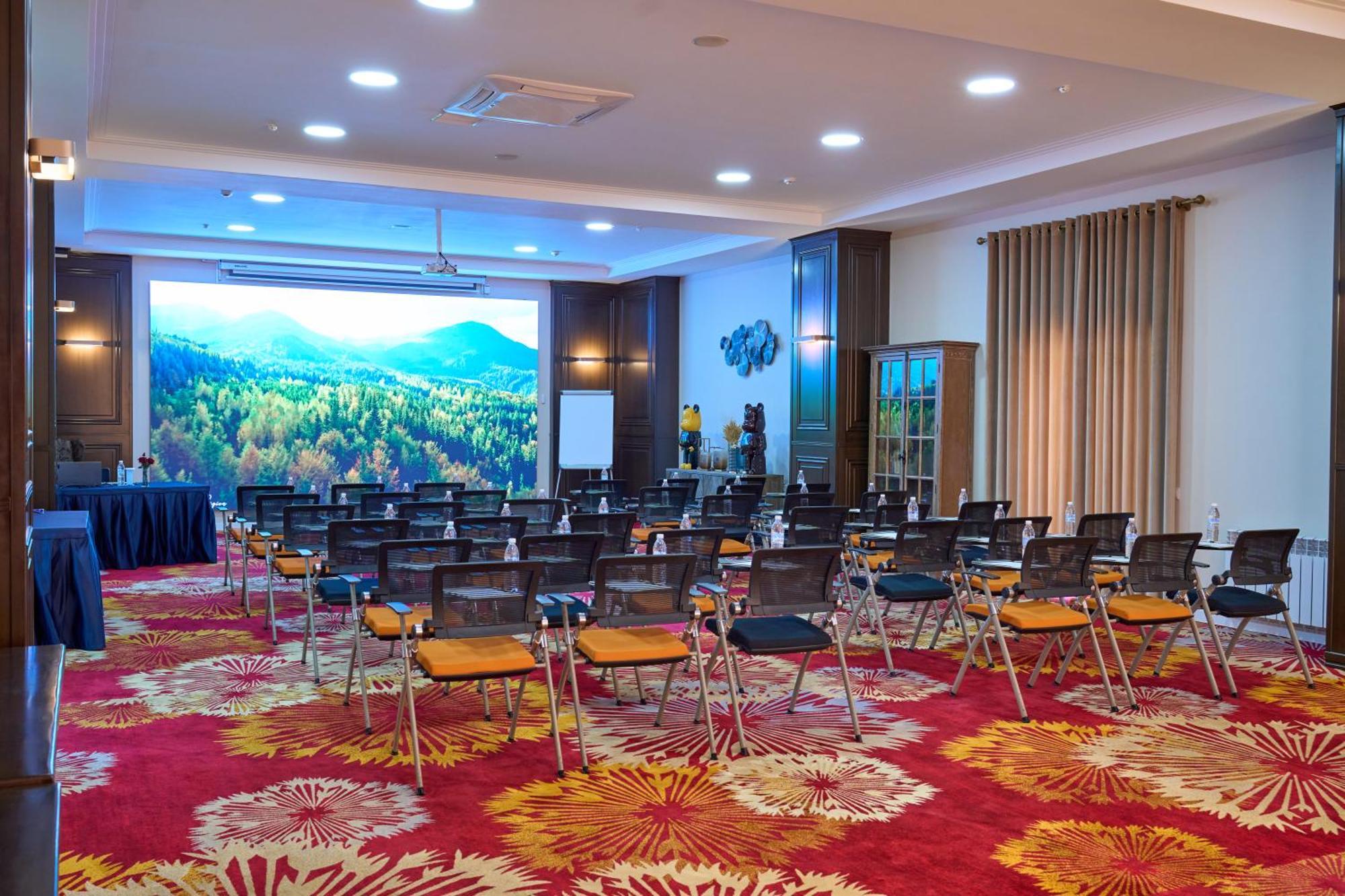 Garden Hotel & Spa Bișkek Exterior foto