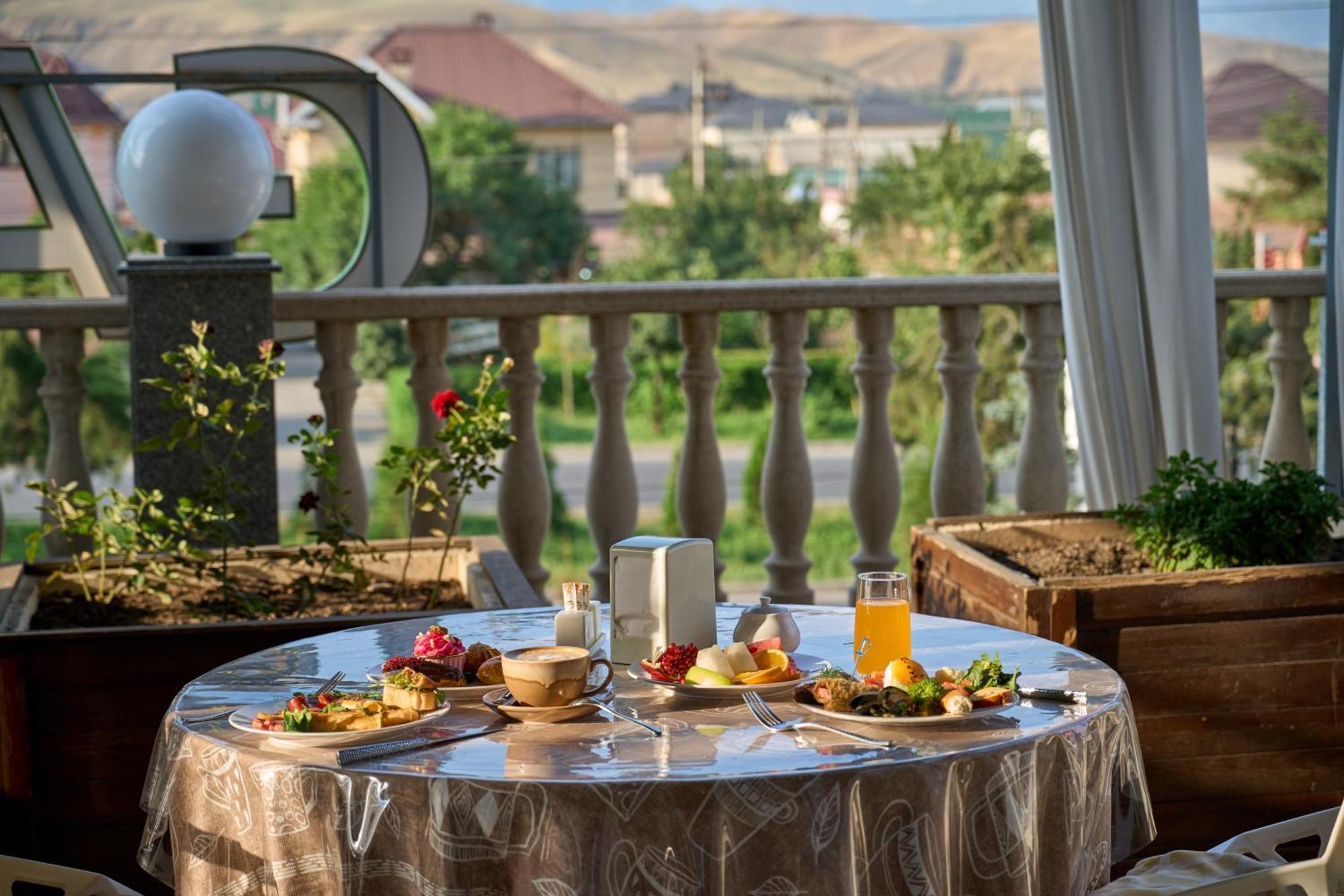 Garden Hotel & Spa Bișkek Exterior foto